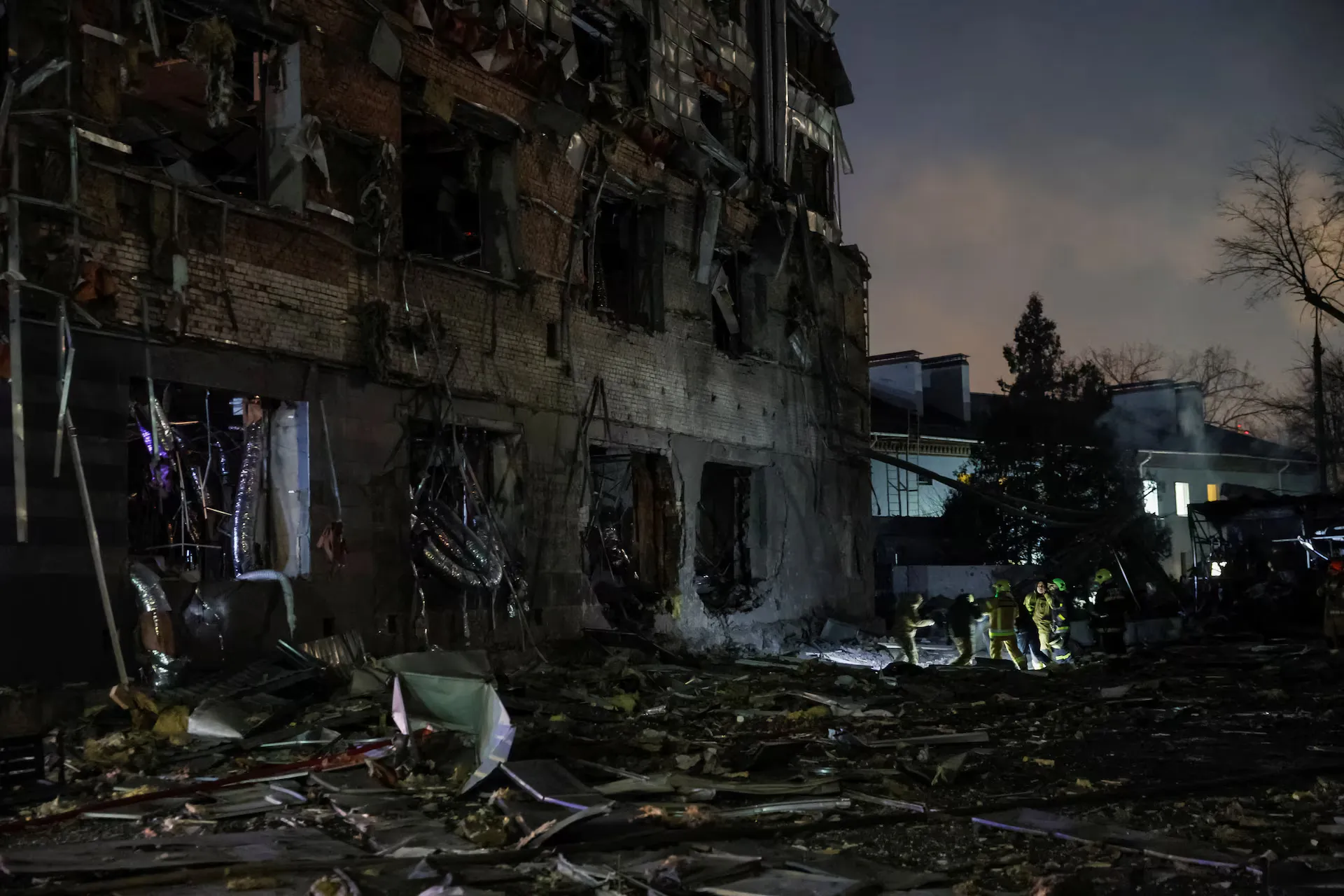Пожежники працюють на місці російського ракетного удару під час нападу Росії на Україну в Києві, 12 лютого 2025 року.